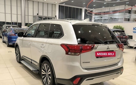 Mitsubishi Outlander III рестайлинг 3, 2019 год, 2 480 000 рублей, 8 фотография