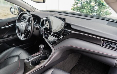 Toyota Camry, 2021 год, 3 390 000 рублей, 10 фотография