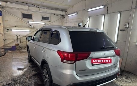 Mitsubishi Outlander III рестайлинг 3, 2015 год, 1 680 000 рублей, 7 фотография