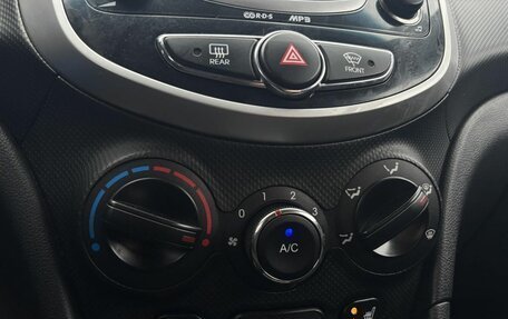 Hyundai Solaris II рестайлинг, 2013 год, 17 фотография