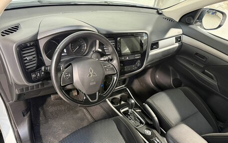 Mitsubishi Outlander III рестайлинг 3, 2017 год, 1 899 800 рублей, 7 фотография