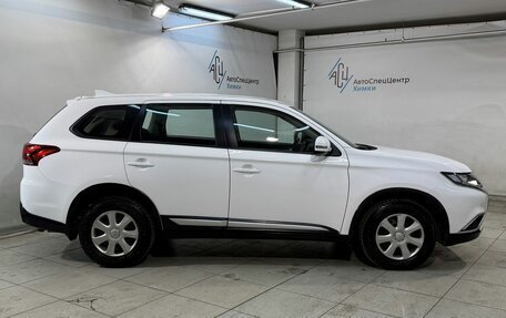 Mitsubishi Outlander III рестайлинг 3, 2017 год, 1 899 800 рублей, 16 фотография
