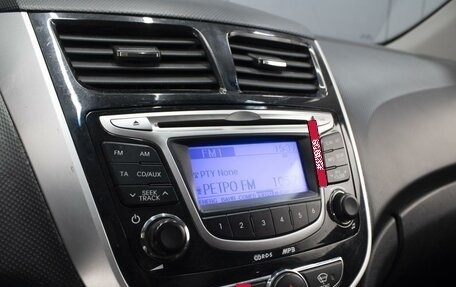 Hyundai Solaris II рестайлинг, 2013 год, 860 000 рублей, 18 фотография