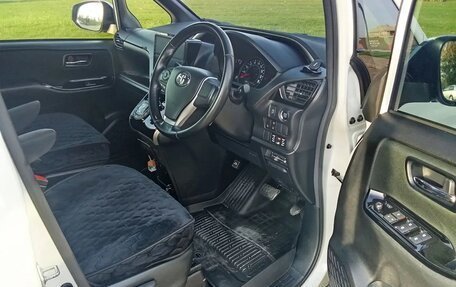 Toyota Voxy III, 2018 год, 3 000 000 рублей, 2 фотография