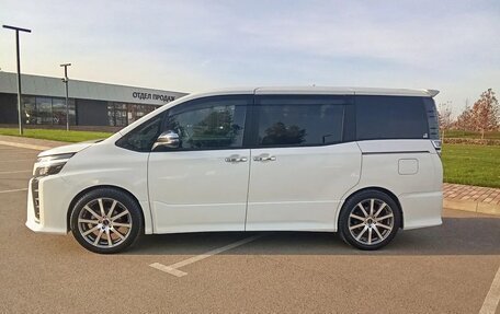 Toyota Voxy III, 2018 год, 3 000 000 рублей, 10 фотография