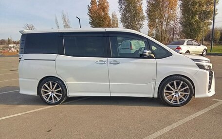 Toyota Voxy III, 2018 год, 3 000 000 рублей, 9 фотография