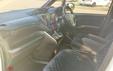 Toyota Voxy III, 2018 год, 3 000 000 рублей, 14 фотография