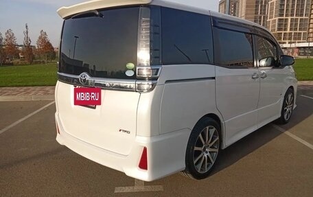 Toyota Voxy III, 2018 год, 3 000 000 рублей, 12 фотография