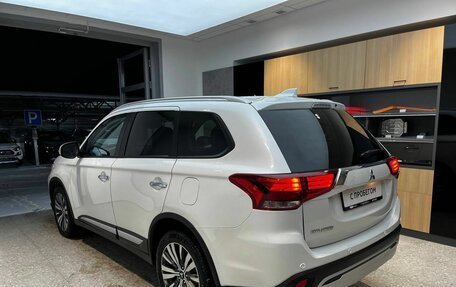 Mitsubishi Outlander III рестайлинг 3, 2021 год, 2 830 000 рублей, 7 фотография