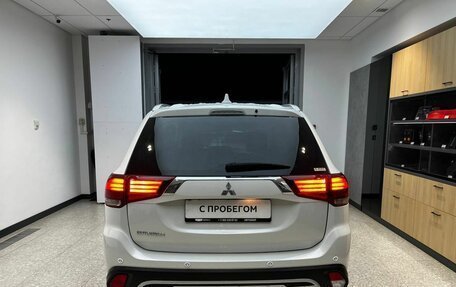 Mitsubishi Outlander III рестайлинг 3, 2021 год, 2 830 000 рублей, 6 фотография