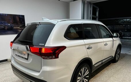 Mitsubishi Outlander III рестайлинг 3, 2021 год, 2 830 000 рублей, 5 фотография