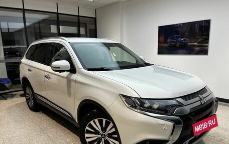 Mitsubishi Outlander III рестайлинг 3, 2021 год, 2 830 000 рублей, 4 фотография