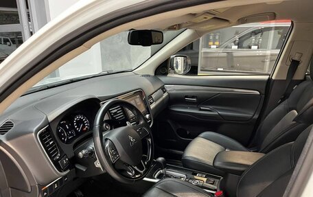 Mitsubishi Outlander III рестайлинг 3, 2021 год, 2 830 000 рублей, 12 фотография