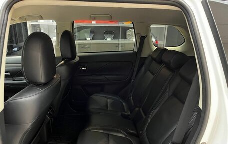 Mitsubishi Outlander III рестайлинг 3, 2021 год, 2 830 000 рублей, 13 фотография