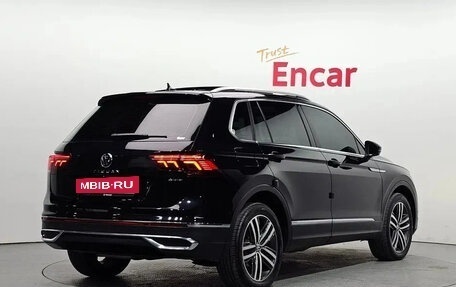 Volkswagen Tiguan II, 2022 год, 2 390 000 рублей, 3 фотография