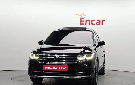Volkswagen Tiguan II, 2022 год, 2 390 000 рублей, 2 фотография