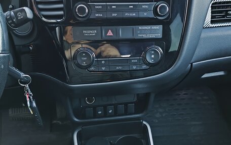 Mitsubishi Outlander III рестайлинг 3, 2017 год, 1 650 000 рублей, 10 фотография