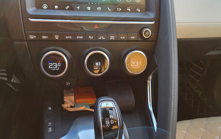 Jaguar E-Pace, 2019 год, 3 650 000 рублей, 9 фотография