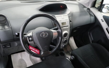 Toyota Yaris III рестайлинг, 2008 год, 599 000 рублей, 11 фотография