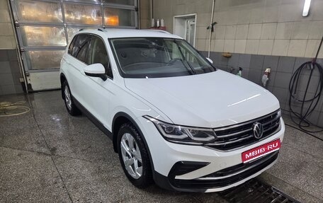 Volkswagen Tiguan II, 2021 год, 3 200 000 рублей, 1 фотография