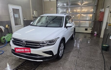Volkswagen Tiguan II, 2021 год, 3 200 000 рублей, 2 фотография