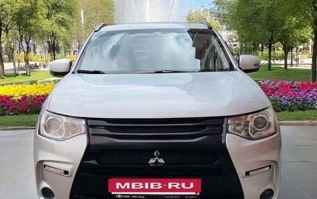 Mitsubishi Outlander III рестайлинг 3, 2013 год, 1 290 000 рублей, 2 фотография