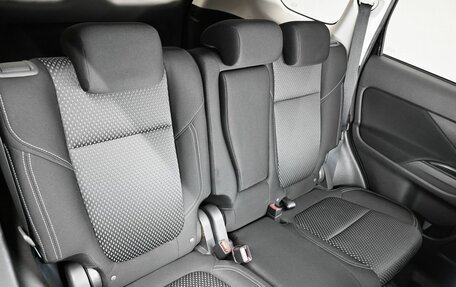 Mitsubishi Outlander III рестайлинг 3, 2021 год, 2 095 000 рублей, 13 фотография