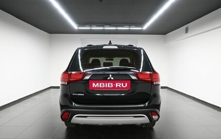 Mitsubishi Outlander III рестайлинг 3, 2021 год, 2 095 000 рублей, 4 фотография