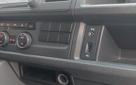 Volkswagen Caravelle T6 рестайлинг, 2016 год, 2 535 000 рублей, 15 фотография