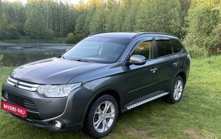 Mitsubishi Outlander III рестайлинг 3, 2013 год, 1 325 000 рублей, 3 фотография