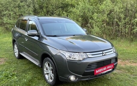 Mitsubishi Outlander III рестайлинг 3, 2013 год, 1 325 000 рублей, 2 фотография