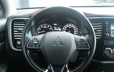 Mitsubishi Outlander III рестайлинг 3, 2017 год, 1 999 000 рублей, 7 фотография
