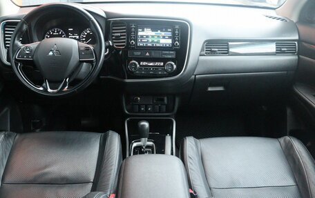 Mitsubishi Outlander III рестайлинг 3, 2017 год, 1 999 000 рублей, 6 фотография