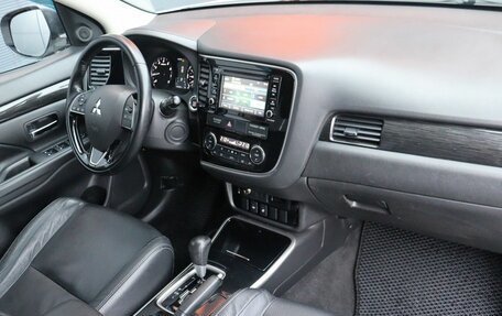 Mitsubishi Outlander III рестайлинг 3, 2017 год, 1 999 000 рублей, 11 фотография