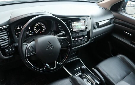 Mitsubishi Outlander III рестайлинг 3, 2017 год, 1 999 000 рублей, 5 фотография