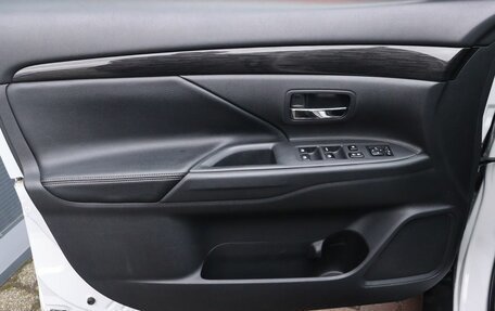 Mitsubishi Outlander III рестайлинг 3, 2017 год, 1 999 000 рублей, 12 фотография