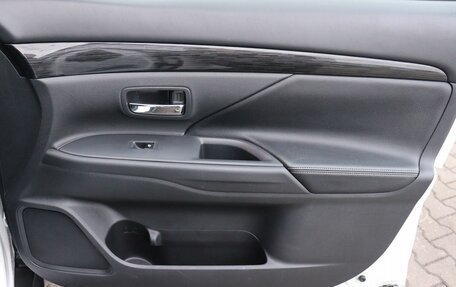 Mitsubishi Outlander III рестайлинг 3, 2017 год, 1 999 000 рублей, 13 фотография