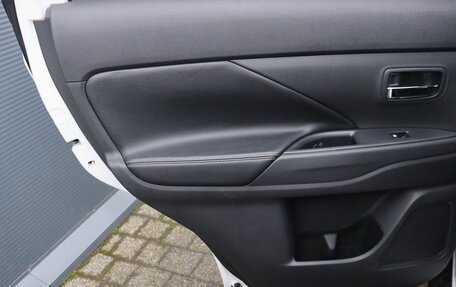 Mitsubishi Outlander III рестайлинг 3, 2017 год, 1 999 000 рублей, 14 фотография