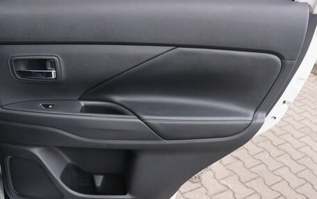 Mitsubishi Outlander III рестайлинг 3, 2017 год, 1 999 000 рублей, 15 фотография