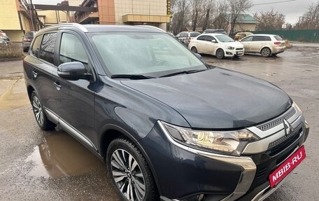 Mitsubishi Outlander III рестайлинг 3, 2020 год, 2 550 000 рублей, 3 фотография