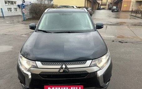 Mitsubishi Outlander III рестайлинг 3, 2020 год, 2 550 000 рублей, 2 фотография