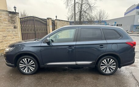 Mitsubishi Outlander III рестайлинг 3, 2020 год, 2 550 000 рублей, 8 фотография