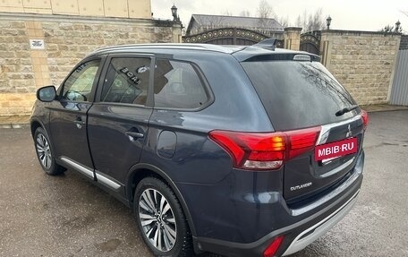 Mitsubishi Outlander III рестайлинг 3, 2020 год, 2 550 000 рублей, 7 фотография