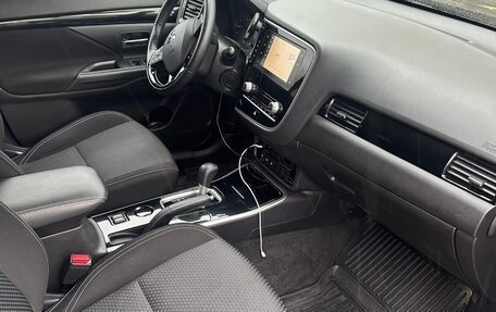 Mitsubishi Outlander III рестайлинг 3, 2020 год, 2 550 000 рублей, 11 фотография