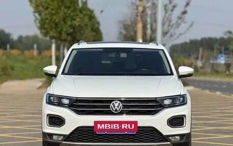 Volkswagen T-Roc I, 2022 год, 1 620 000 рублей, 2 фотография