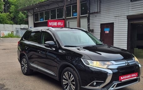 Mitsubishi Outlander III рестайлинг 3, 2018 год, 2 500 000 рублей, 6 фотография