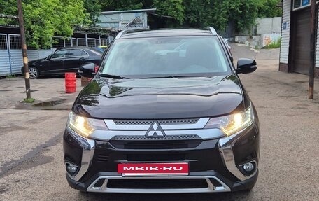Mitsubishi Outlander III рестайлинг 3, 2018 год, 2 500 000 рублей, 7 фотография