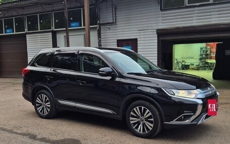 Mitsubishi Outlander III рестайлинг 3, 2018 год, 2 500 000 рублей, 5 фотография
