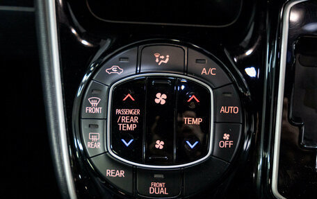 Toyota Voxy III, 2018 год, 2 349 000 рублей, 12 фотография