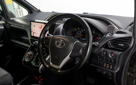 Toyota Voxy III, 2018 год, 2 349 000 рублей, 10 фотография